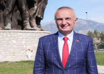Meta ndalet në Shkodër tek monumenti i “5 Heronjve të Vigut”: Tradhtarët e gjakprishurit nuk do t’ia dalin të cenojnë…