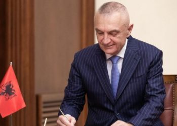SKANDALI: Ilir Meta jep shtetësi për 4 ditë, duke injoruar sigurinë kombëtare dhe shmangur Ministrinë e Brendshme