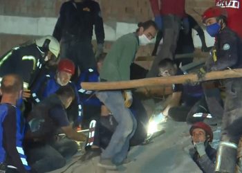 Pamjet dramatike nga rrënojat në Izmir, konfirmohen 12 jetë të humbura dhe 419 të plagosur