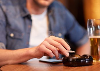 Zbuloni se cilat janë qytetet më pijedashëse dhe duhanpirëse të Shqipërisë