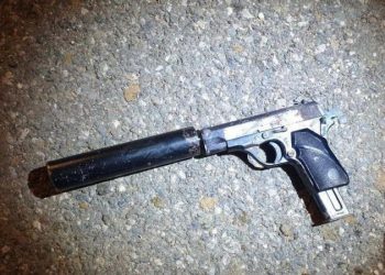 U konfliktuan duke luajtur poker, Policia parandalon vrasjen në Shkodër: 20-vjeçari nxjerr armën dhe qëllon, por…