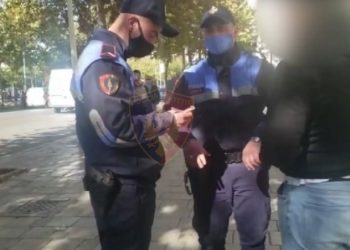 Shtohen ndëshkimet për maskat, Policia gjobit 659 këmbësorë dhe 185 pasagjerë në 24 orët e fundit