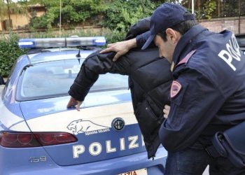 Tentoi të përdhunonte një vajzë brenda në makinë, shqiptari dënohet me 5 vjet e 6 muaj burg në Itali