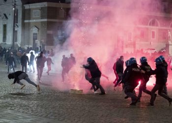 Foto/ Protesta të dhunshme në Romë pas masave anti-COVID, protestuesit sulmojnë policinë me bomba tymuese