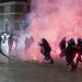 Foto/ Protesta të dhunshme në Romë pas masave anti-COVID, protestuesit sulmojnë policinë me bomba tymuese