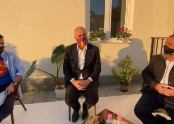 “Hë e mbajtëm fjalën?”, Rama batuta me kreun e PD në Farkë pasi i dorëzon çelësat e shtëpisë, kryefamiljari: Çuditërisht po