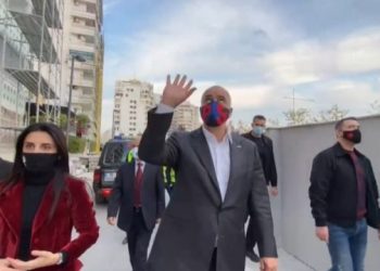 Video/ “I madh je i madh”, Rama i jep përgjigjen epike qytetarit në Durrës