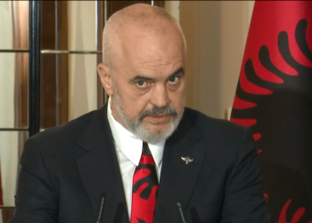 “Greqia, fqinj i çmuar”, Rama me kollare me flamurin shqiptar në takimin me ministrin grek: Kemi hapur një kapitull pozitiv