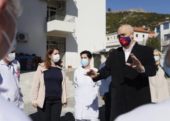 Rama dhe Manastirliu inspektojnë punimet në maternitetin e Lezhës: Drejt përfundimit edhe dy investime të tjera