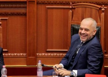 FOTO/ Nga vendimi për maskat dhe gjobat tek Meta e Nard Ndoka, “memet” që ironizuan politikën gjatë kësaj jave