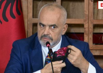 Trëndafili i qëndisur në maskë, Rama tallet me Metën: Simbolizon socialistët, Iliri mund të vendosë Vojo Kushin