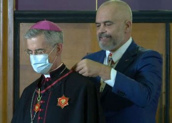 Rama i dorëzon “Yllin e Madh të Mirënjohjes” ambasadorit të Vatikanit: S’je i pari që nuk largohesh dot nga Shqipëria
