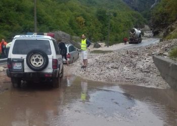Moti i keq gjatë mbrëmjes, bllokohet nga rrëshqitja e gurëve rruga Bajram Curri-Valbonë