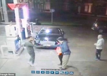 FOTO/ Muhamed Salah i jashtëzakonshëm edhe jashtë fushe, ndalet dhe u dhuron para të pastrehëve