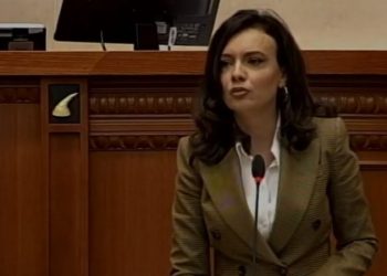 Hajdari bllokoi dhe goditi foltoren, i kthehet Spiropali: Firmat piramidale i ka bërë baca i PD, Sali Berisha