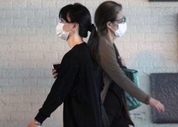 Sa na mbrojnë maskat nga Covid-19? Në Japoni studiuesit bëjnë eksperimentin real: Njerëzit gabojnë nëse…