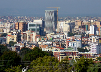 Në 7 vitet e fundit çmimet e apartamenteve në Tiranë janë rritur me 43%/ Në Shqipëri 35% e pronave blihen nga jorezidentë