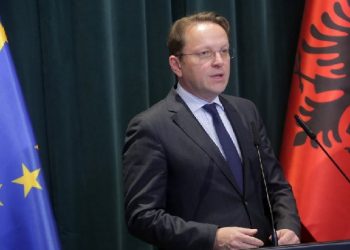 Komisioneri Varhelyi vizitë zyrtare në Tiranë/ Takim me Ramën, Metën e Bashën. Do të mbajë edhe…