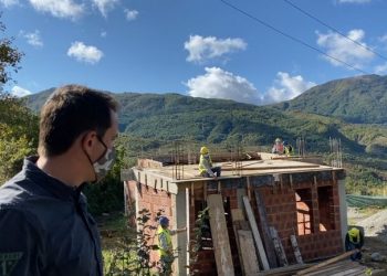 Turi në Shën Gjergj, Veliaj inspekton rindërtimin e shtëpive: Politika më e mirë për të gjithë është puna