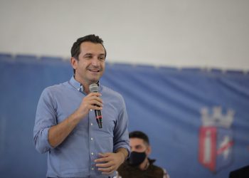 Veliaj ironizon Bashën dhe Kryemadhin: Njëri e ka mendjen te gjobat, tjetra dalldisi dhe thotë nuk ka Covid