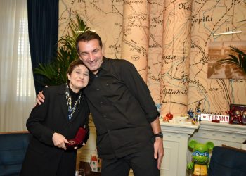 Veliaj nderon me medaljen “Mirënjohja e Qytetit” poeten dhe autoren, Zhuliana Jorganxhi