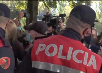 Protesta kundër vizitës së ministrit të Jashtëm grek, simpatizantët e PDIU përplasen me efektivët e Policisë