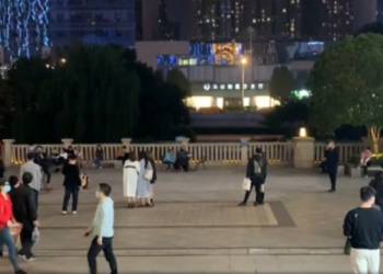 Bota drejt mbylljes së dytë nga Covid, në Wuhan po ‘lulëzon’ jeta: Kafe, restorante dhe diskoteka të gjitha të hapura