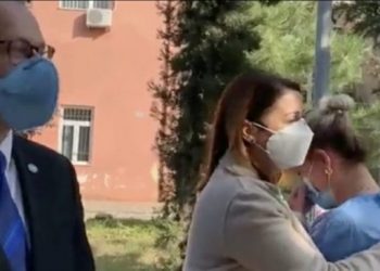 VIDEO prekëse / Mjekja përlotet në takim, Manastirliu dhe Çomo i japin kurajë