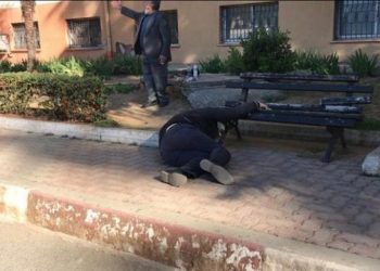 VIDEO/ Pamje dramatike, burri i shtrirë përtokë, pak metra larg urgjencës kombëtare