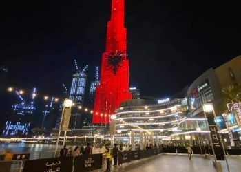 Urimi i veçantë nga Dubai/ Ndërtesa më e lartë në botë vishet kuq e zi