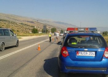 Aksident në Maliq/ Makina del nga rruga dhe përfundon në arë, shoferi dërgohet në spital