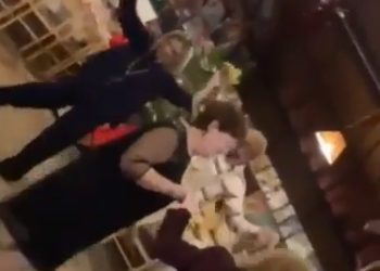 Bes Kallaku feston ditëlindjen dhe thyen rregullat e Covid, Kryemadhi ia merr valles mes dhjetra të ftuarve (VIDEO)