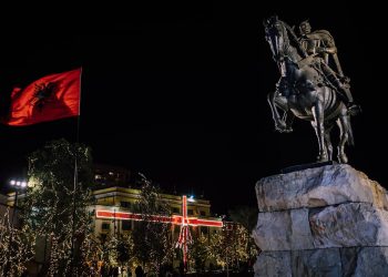 Tirana feston sonte “Natën e Bardhë”, ja këngëtarët që dhurojnë emocione