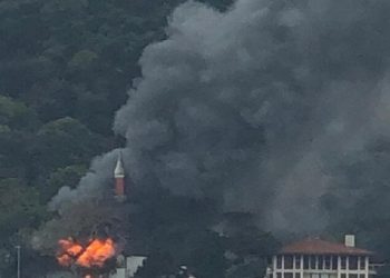 Përfshihet nga flakët xhamia 350 vjeçare