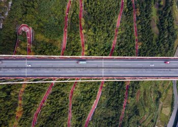 FOTO / Autostrada me kthesa në malin në Hunan ‘vishet’ me ngjyra