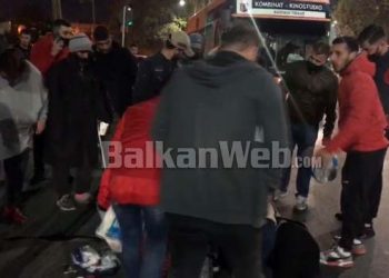 Pamje nga aksidenti në Kombinat ku motorri përplasi gruan në rrugë, drejtuesi i motorit me duart në kokë