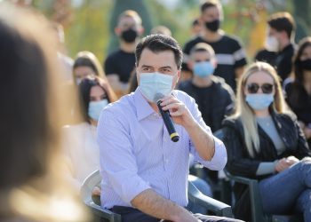 Basha takim me studentët: Qeveria duhet tu ndihmojë, pas 25 prillit ne do e shërojmë Shqipërinë