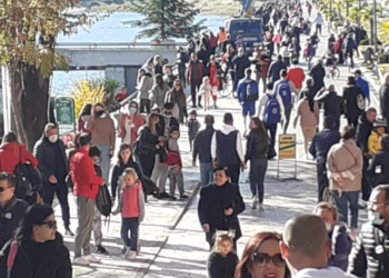 Skandal në Tiranë / Qytetarët nuk pyesin për Covid, dyndje pa maska te Parku i Liqenit