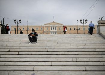 Greqia mbyllet për tre javë / Mitsotakis: Qytetarët do të dalin nga shtëpitë vetëm me leje