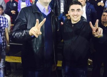 Fotot/ Djali i kreut të PD-së në Bulqizë kapet me shotgun dhe kallash