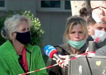 Fluksi i papërballueshëm tek Infektivi, të sëmurët qëndrojnë në pritje në ambulanca: Spitali nuk ka vende