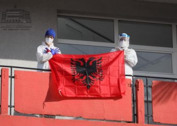 28 Nëntori/ Flamuri kuqezi valëvitet në Spitalin Infektiv