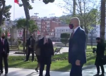 VIDEO/ Edhe flamuri nuk i bën dot më bashkë Metën me Ramën