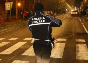 E frikshme/ Makina kishte ndalur që të kalonin 3 vajza, shqiptari vjen me shpejtësi dhe…