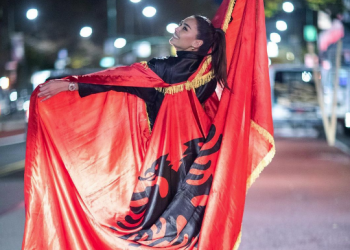 Adrola Dushi, modelja jonë, mbështjellë me flamurin kuq e zi në New York