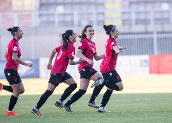 Vajzat kuqezi nuk falin në “Loro Boriçi”, mposhtin Qipron me goleadë