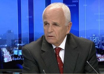 Bashkim Zeneli motivon Thaçin dhe ish-luftëtarët e tjerë të UÇK-së: Mos kini frikë të përballeni, lufta juaj është heroike