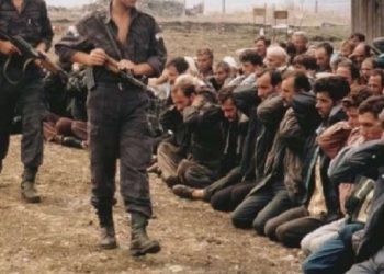 Dëshmia tronditëse e ish-ushtarit serb: Me eshtrat e shqiptarëve shtronim rrugët