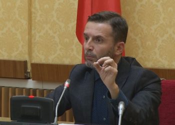 Epike/ Erion Braçe ka një kërkesë për futbollistët: Paratë nga ndeshja jepini për fushën e “Air Albania”