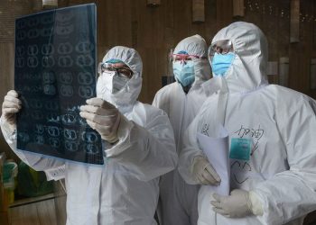 Studimi i amerikanëve ngre alarmin: Asimptomatikët shkaktojnë mbi 50% të infektimeve
